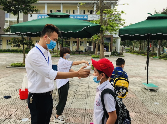 Chú trọng phòng, chống dịch Covid-19 trong ngày đầu trẻ mầm non, tiểu học trở lại trường - Ảnh 4.