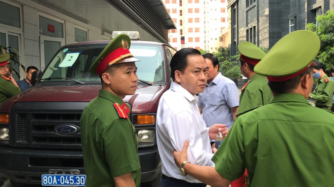 Bắt tạm giam 2 cựu Chủ tịch Đà Nẵng Trần Văn Minh, Văn Hữu Chiến tại tòa để thi hành án, Phan Văn Anh Vũ 25 năm tù - Ảnh 5.