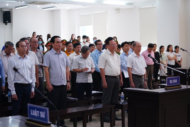 Bắt tạm giam 2 cựu Chủ tịch Đà Nẵng Trần Văn Minh, Văn Hữu Chiến tại tòa để thi hành án, Phan Văn Anh Vũ 25 năm tù - Ảnh 2.