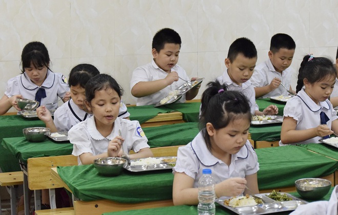 [Ảnh] Bữa ăn bán trú đầu tiên của học sinh tiểu học trong ngày trở lại trường - Ảnh 8.