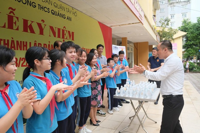 Chung sức đảm bảo an toàn cho học sinh đến trường với 3.000 chai nước rửa tay sát khuẩn - Ảnh 1.