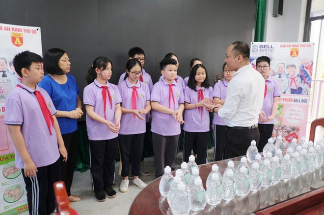Chung sức đảm bảo an toàn cho học sinh đến trường với 3.000 chai nước rửa tay sát khuẩn - Ảnh 2.