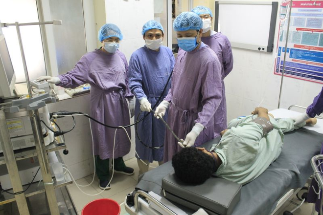 Bác sĩ giật mình vì 20 con giun bám lúc nhúc trên thành ruột bệnh nhân hút máu - Ảnh 3.