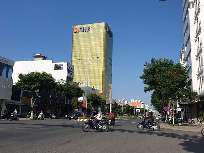 Cận cảnh toà nhà dát vàng của ngân hàng SHB khiến người dân Đà Nẵng bức xúc - Ảnh 3.