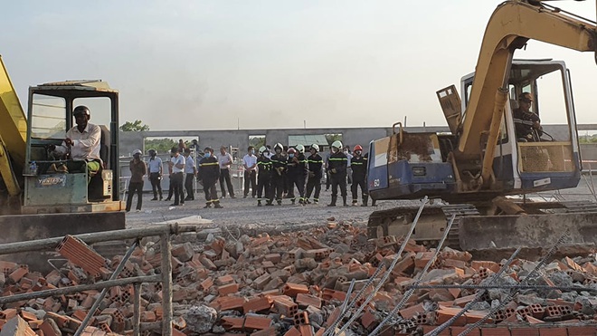 Hiện trường vụ sập tường nhà xưởng trong KCN khiến 10 người chết, nhiều người bị vùi lấp - Ảnh 2.