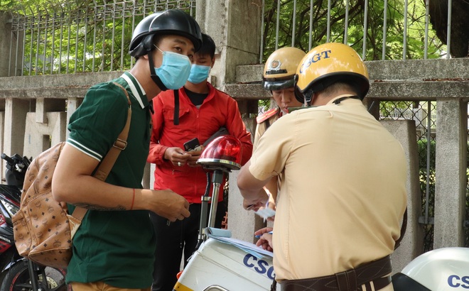 Gọi người nhà đến đưa giấy tờ, kết quả cả 2 xe cùng bị CSGT tạm giữ - Ảnh 1.