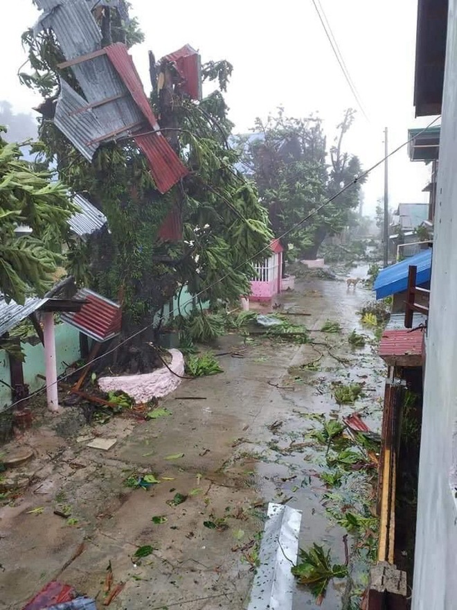 Bão mạnh tấn công Philippines, hàng chục ngàn người vừa chạy vừa lo Covid-19 - Ảnh 4.