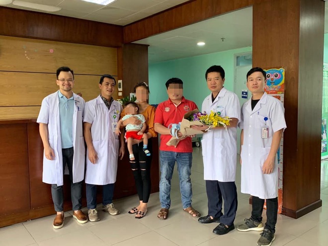 Ca mổ đặc biệt của bác sĩ Việt cứu sống bé gái 12 tháng tuổi người Lào - Ảnh 1.