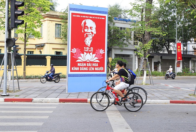 Hà Nội trang hoàng rực rỡ kỷ niệm 130 năm Ngày sinh Chủ tịch Hồ Chí Minh - Ảnh 4.
