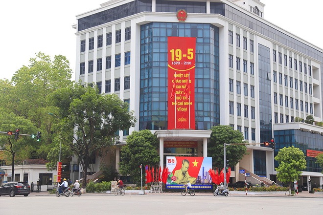 Hà Nội trang hoàng rực rỡ kỷ niệm 130 năm Ngày sinh Chủ tịch Hồ Chí Minh - Ảnh 5.