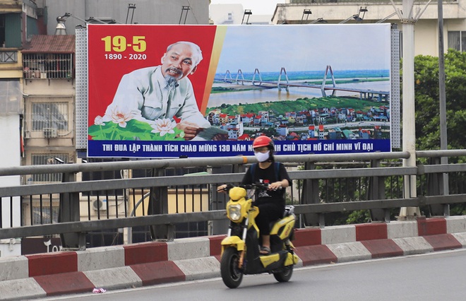 Hà Nội trang hoàng rực rỡ kỷ niệm 130 năm Ngày sinh Chủ tịch Hồ Chí Minh - Ảnh 7.