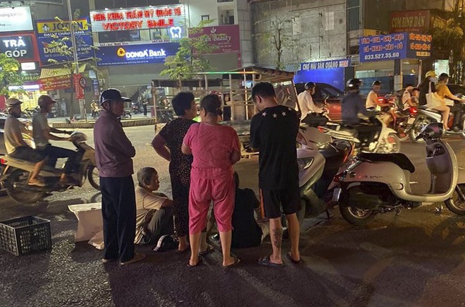 Vụ tai nạn bé trai 1 tuổi tử vong ở Hà Nội: Sao cháu lại bỏ ông đi thế này, đau đớn quá - Ảnh 1.