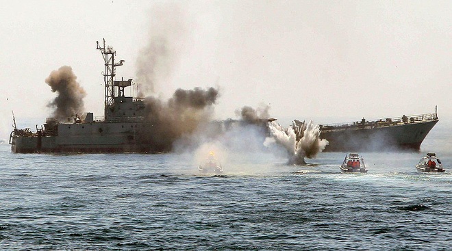 Coi thường chiến thư của Tehran, Hải quân Mỹ sẽ sập bẫy Iran - Chỉ 1 tia lửa nhỏ, thùng thuốc súng Trung Đông sẽ bùng nổ? - Ảnh 1.