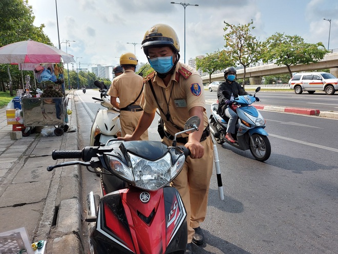 Trong 3 ngày, CSGT TPHCM xử phạt hơn 400 trường hợp, thu 600 triệu đồng vì vi phạm nồng độ cồn  - Ảnh 3.