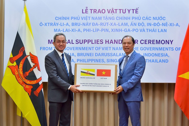 Việt Nam hỗ trợ trang thiết bị y tế cho 8 nước đang bị dịch Covid-19 - Ảnh 1.