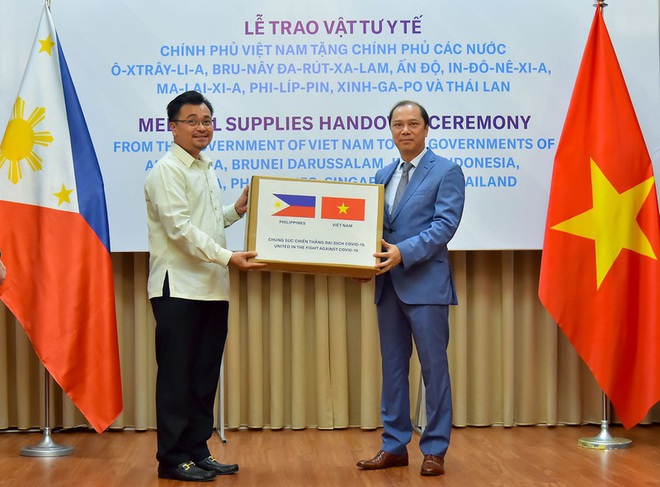 Việt Nam hỗ trợ trang thiết bị y tế cho 8 nước đang bị dịch Covid-19 - Ảnh 5.