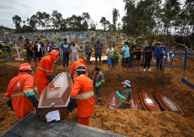 Covid-19: Tổng thống Brazil chống dịch như đùa, các nước láng giềng toát mồ hôi lạnh - Ảnh 1.