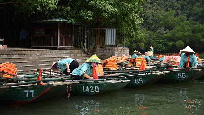 Ảnh hưởng dịch Covid-19, du lịch Tràng An vắng hoe dù nghỉ lễ dài ngày - Ảnh 2.