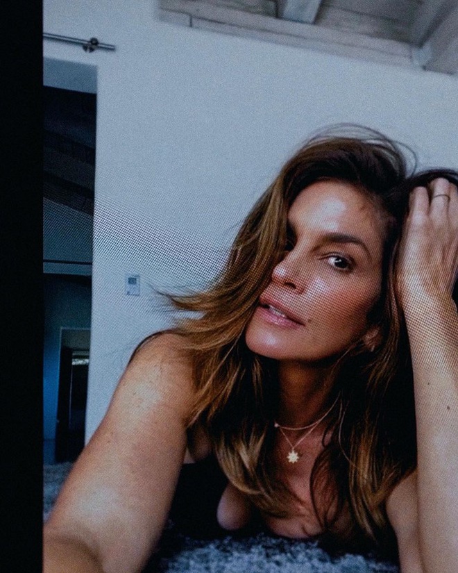 Nhan sắc trẻ mãi không già của siêu mẫu huyền thoại Cindy Crawford tuổi U60 - Ảnh 3.