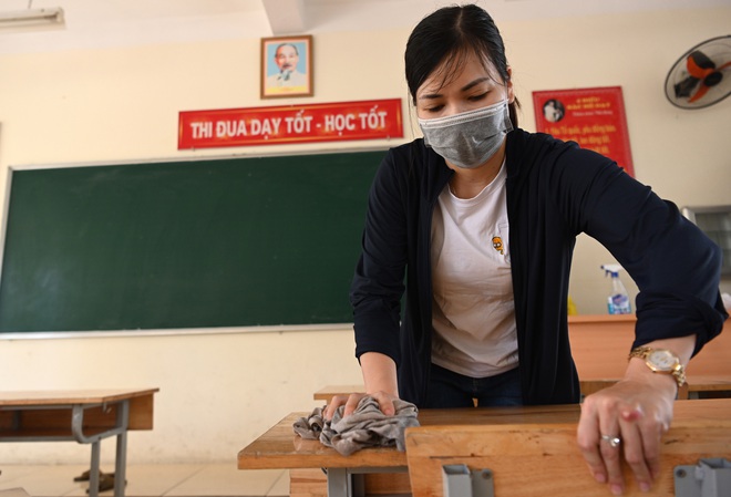 Tất bật vệ sinh trường lớp, Hà Nội sẵn sàng đón học sinh trở lại học tập vào ngày 4/5 - Ảnh 1.