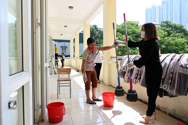 Tất bật vệ sinh trường lớp, Hà Nội sẵn sàng đón học sinh trở lại học tập vào ngày 4/5 - Ảnh 3.