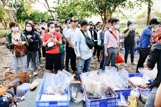 Cát Thy - Nhờ cái miệng quá duyên mà trở thành Diva với hàng bánh tráng trộn nổi nhất Sài Gòn, mỗi ngày có hàng trăm người đến tìm để quay hình, chụp ảnh - Ảnh 12.