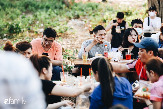 Cát Thy - Nhờ cái miệng quá duyên mà trở thành Diva với hàng bánh tráng trộn nổi nhất Sài Gòn, mỗi ngày có hàng trăm người đến tìm để quay hình, chụp ảnh - Ảnh 13.