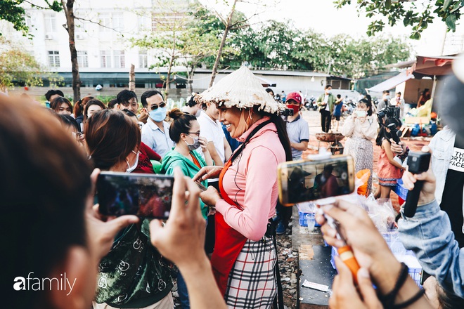 Cát Thy - Nhờ cái miệng quá duyên mà trở thành Diva với hàng bánh tráng trộn nổi nhất Sài Gòn, mỗi ngày có hàng trăm người đến tìm để quay hình, chụp ảnh - Ảnh 15.