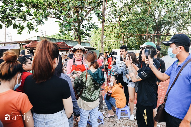 Cát Thy - Nhờ cái miệng quá duyên mà trở thành Diva với hàng bánh tráng trộn nổi nhất Sài Gòn, mỗi ngày có hàng trăm người đến tìm để quay hình, chụp ảnh - Ảnh 18.