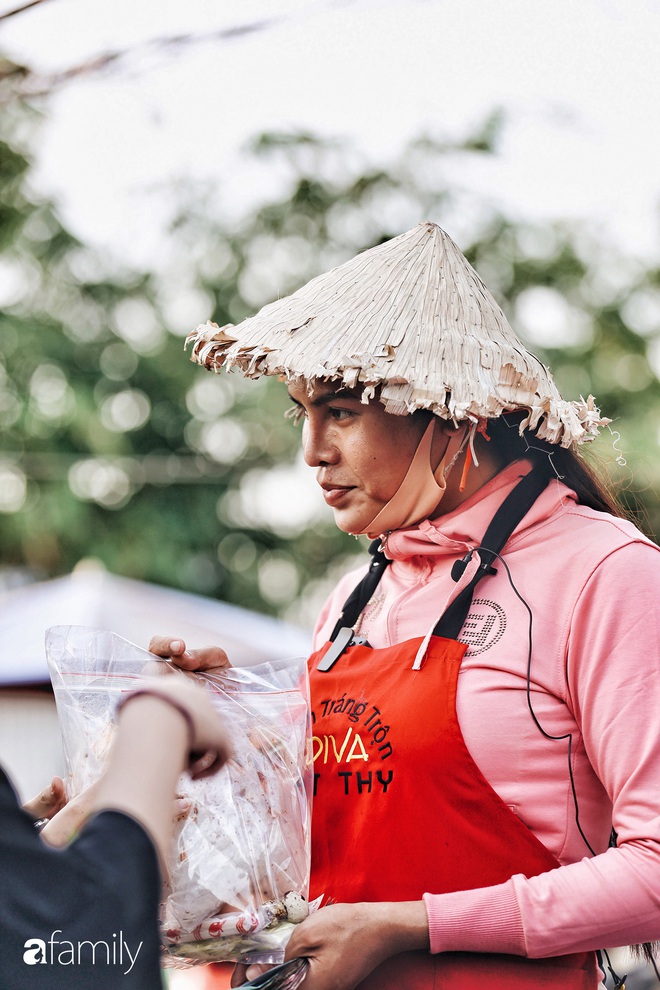 Cát Thy - Nhờ cái miệng quá duyên mà trở thành Diva với hàng bánh tráng trộn nổi nhất Sài Gòn, mỗi ngày có hàng trăm người đến tìm để quay hình, chụp ảnh - Ảnh 21.