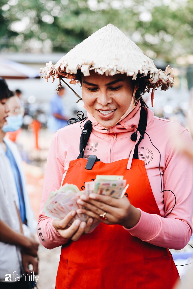 Cát Thy - Nhờ cái miệng quá duyên mà trở thành Diva với hàng bánh tráng trộn nổi nhất Sài Gòn, mỗi ngày có hàng trăm người đến tìm để quay hình, chụp ảnh - Ảnh 22.