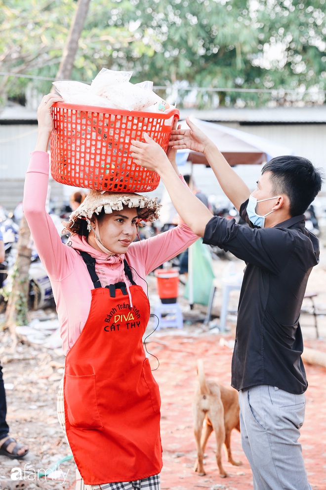 Cát Thy - Nhờ cái miệng quá duyên mà trở thành Diva với hàng bánh tráng trộn nổi nhất Sài Gòn, mỗi ngày có hàng trăm người đến tìm để quay hình, chụp ảnh - Ảnh 23.