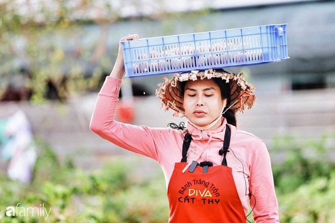 Cát Thy - Nhờ cái miệng quá duyên mà trở thành Diva với hàng bánh tráng trộn nổi nhất Sài Gòn, mỗi ngày có hàng trăm người đến tìm để quay hình, chụp ảnh - Ảnh 24.