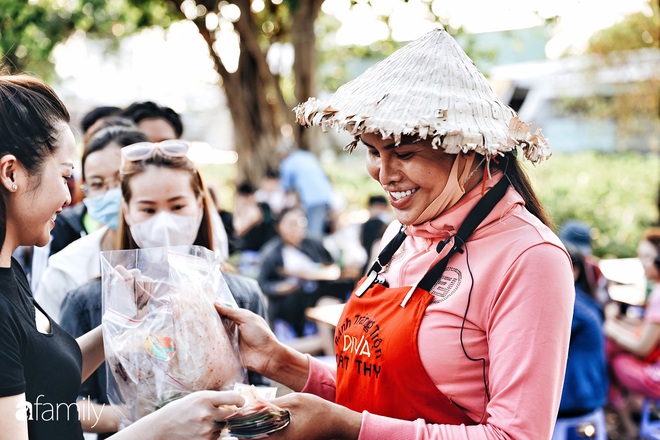 Cát Thy - Nhờ cái miệng quá duyên mà trở thành Diva với hàng bánh tráng trộn nổi nhất Sài Gòn, mỗi ngày có hàng trăm người đến tìm để quay hình, chụp ảnh - Ảnh 32.