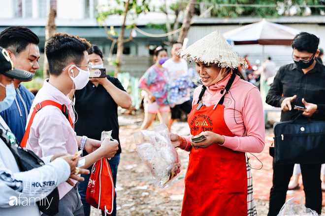 Cát Thy - Nhờ cái miệng quá duyên mà trở thành Diva với hàng bánh tráng trộn nổi nhất Sài Gòn, mỗi ngày có hàng trăm người đến tìm để quay hình, chụp ảnh - Ảnh 34.