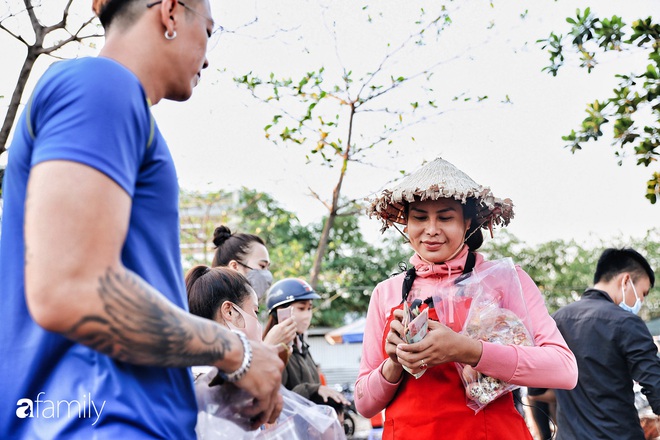 Cát Thy - Nhờ cái miệng quá duyên mà trở thành Diva với hàng bánh tráng trộn nổi nhất Sài Gòn, mỗi ngày có hàng trăm người đến tìm để quay hình, chụp ảnh - Ảnh 36.