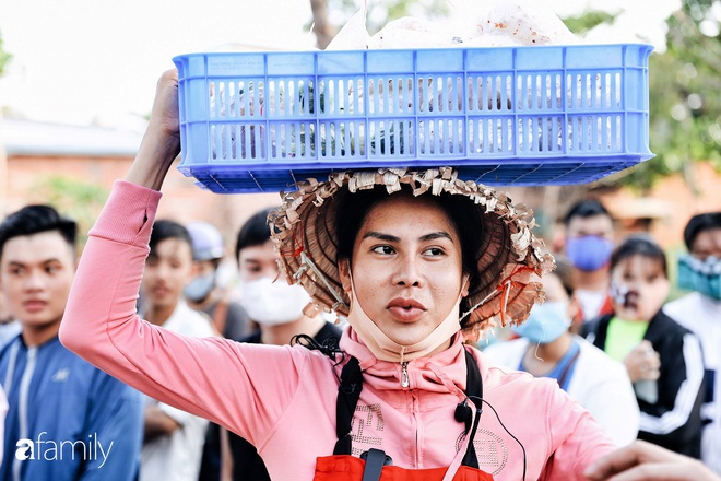 Cát Thy - Nhờ cái miệng quá duyên mà trở thành Diva với hàng bánh tráng trộn nổi nhất Sài Gòn, mỗi ngày có hàng trăm người đến tìm để quay hình, chụp ảnh - Ảnh 5.