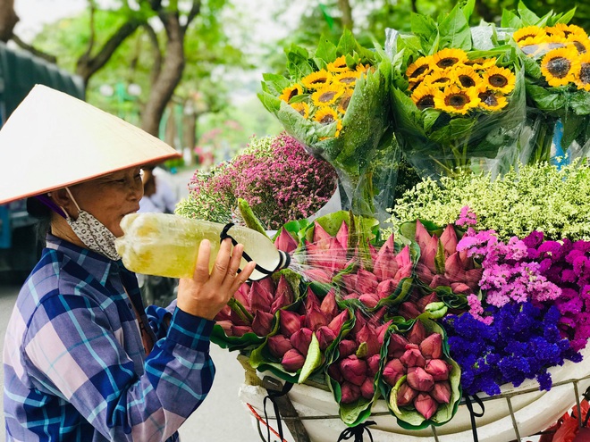 Bỏ tiền thật nhưng mua phải hoa sen giả, khách hàng tự rước cục tức vào mình - Ảnh 2.