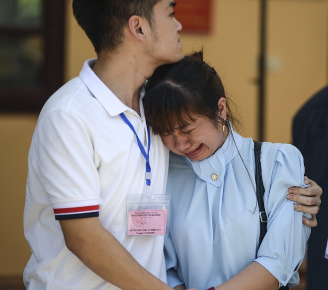 Tuyên án vụ gian lận thi cử ở Hòa Bình: Nguyên Trưởng phòng Khảo thí 8 năm tù, hiệu trưởng trường nội trú 10 năm tù - Ảnh 1.