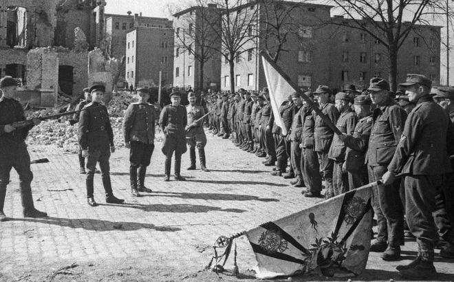 Hàng nghìn quân Liên Xô tử trận sau Ngày Chiến thắng: Nỗi khiếp sợ khiến quân Đức quyết "mở đường máu"
