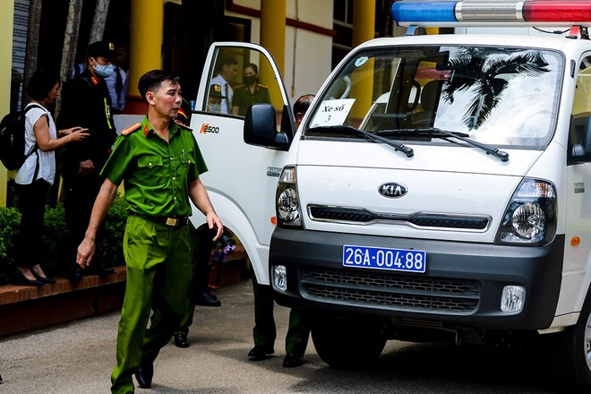 HĐXX vụ gian lận thi ở Sơn La: Tại sao bị cáo lại đưa toàn bộ số đĩa ra nghĩa trang tiêu hủy? - Ảnh 2.