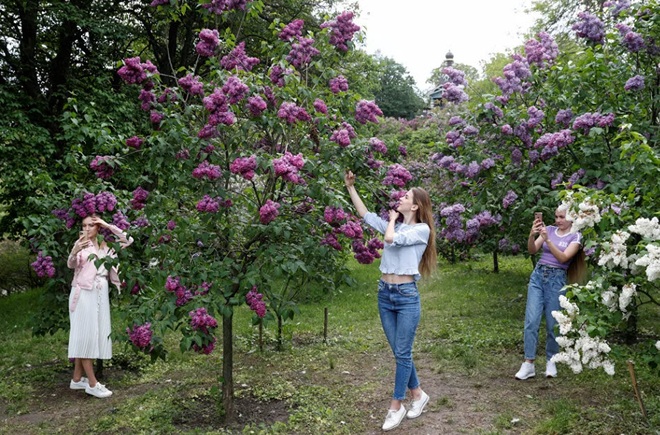 7 ngày qua ảnh: Các cô gái tận hưởng nắng ấm trên bãi biển ở Anh - Ảnh 1.