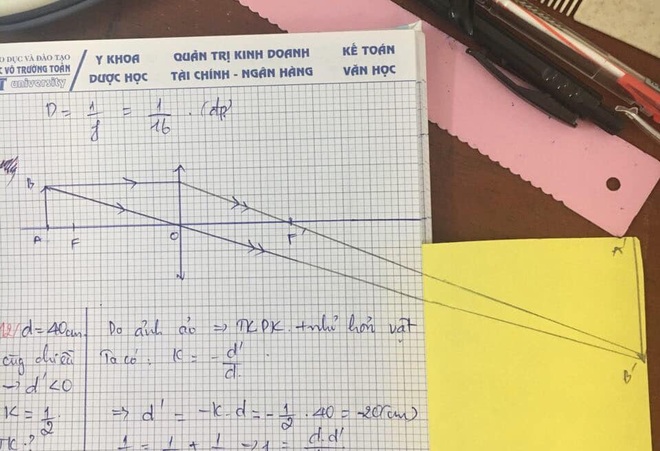 Đang vẽ hình thấu kính hội tụ mà hết vở, nam sinh nghĩ ngay ra một cách khiến thầy cũng phải bó tay - Ảnh 2.