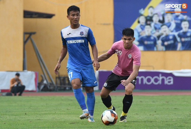 Giao hữu Hà Nội FC - Than Quảng Ninh: Cầu thủ khách rách đầu, phải đi cấp cứu vì choáng sau pha va chạm cực mạnh - Ảnh 2.