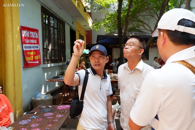 Chỉ họp 1 lần vào Chủ nhật hàng tuần, đây là phiên chợ triệu đô chuyên giao thương các loại đá quý, hiếm ngay giữa lòng Hà Nội - Ảnh 11.