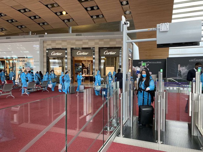Sân bay Tân Sơn Nhất đón hơn 300 công dân Việt Nam từ châu Âu, châu Phi  - Ảnh 5.