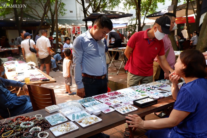 Chỉ họp 1 lần vào Chủ nhật hàng tuần, đây là phiên chợ triệu đô chuyên giao thương các loại đá quý, hiếm ngay giữa lòng Hà Nội - Ảnh 6.