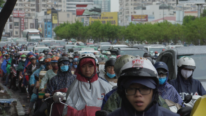 [Video] Cơn mưa đầu tuần khiến người Sài Gòn chật vật  - Ảnh 1.