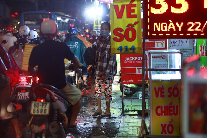 Sài Gòn mưa lớn chiều đầu tuần, người lớn trẻ nhỏ chật vật trên đường vì kẹt xe - Ảnh 9.