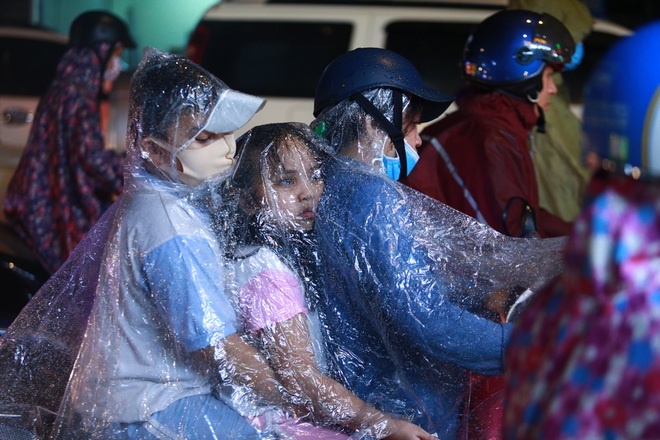 Sài Gòn mưa lớn chiều đầu tuần, người lớn trẻ nhỏ chật vật trên đường vì kẹt xe - Ảnh 4.